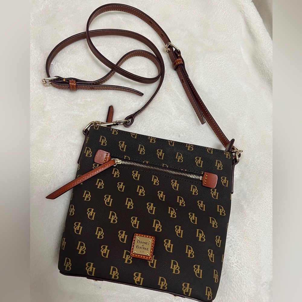 ✨Dooney & Bourke Gretta Zip Crossbody Bag✨